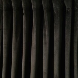 Zasłona 140x260 cm czarna welur gładka na taśmie, półzaciemniająca